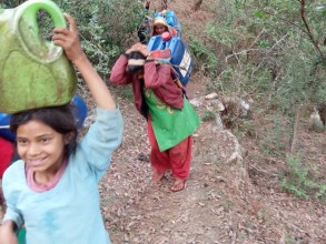 बैतडीको वसन्तपुरमा खानेपानीको समस्या, टाढाबाट पानी बोक्नुपर्ने स्थानीयको बाध्यता 